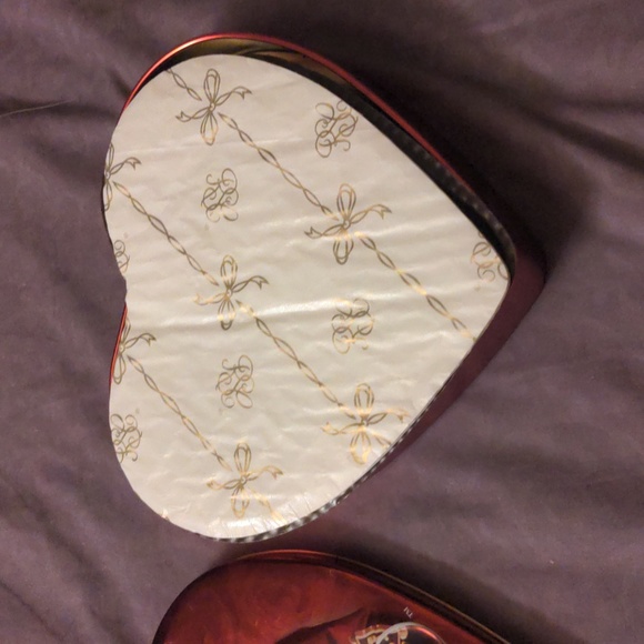 Elvis Presley Heart Shaped Tin Container - Picture 4 of 6